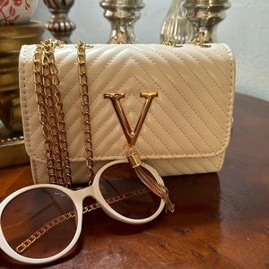Beautiful white crossbody bag.